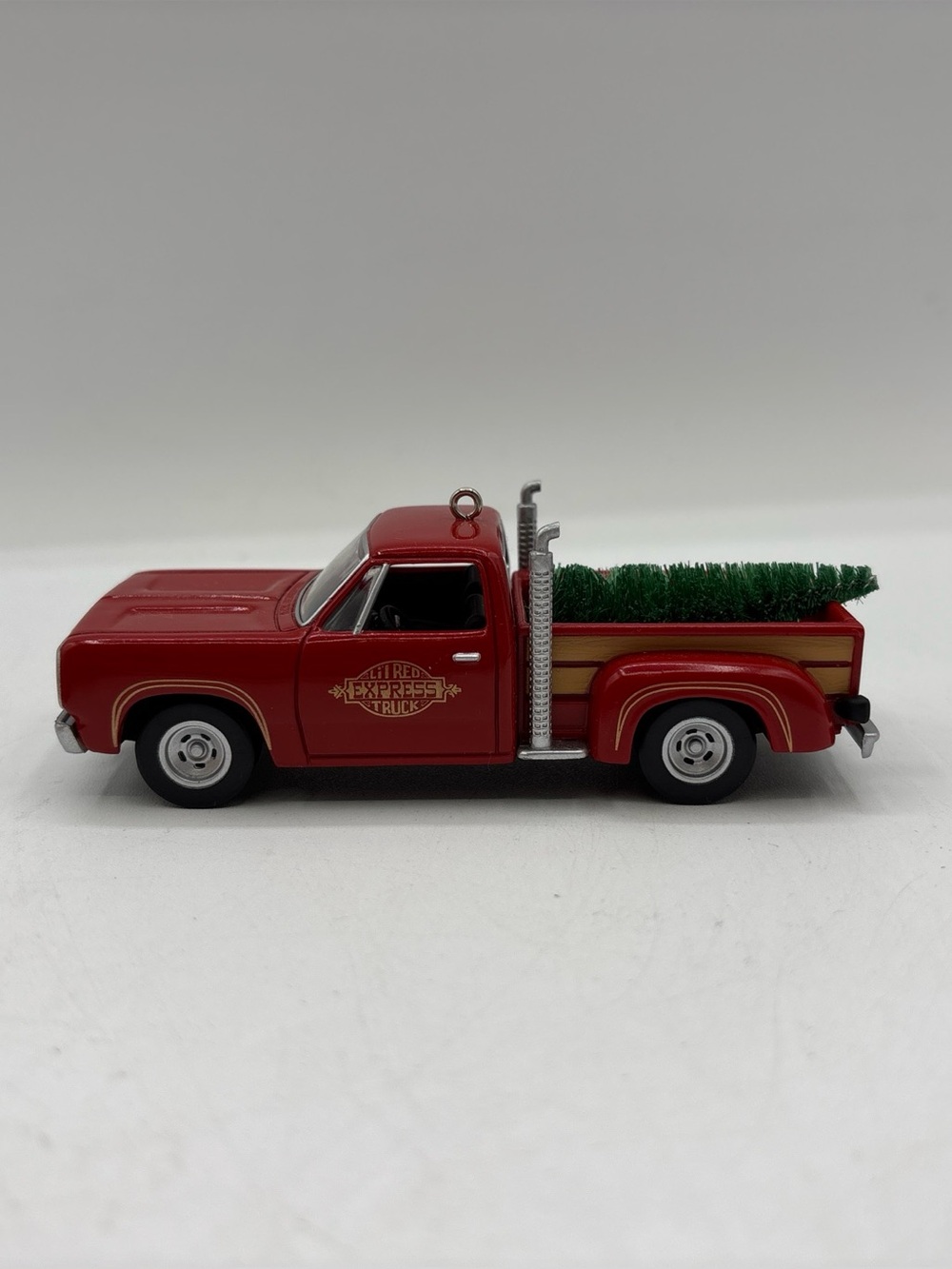 Hallmark Keepsake Ornament Dated 2000 Vintage 1978 Dodge Li’l Red Express Truck